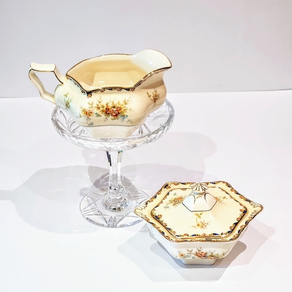 Antique Royal Winton creamer and sugar dish with lid. - Picture 2 of 11